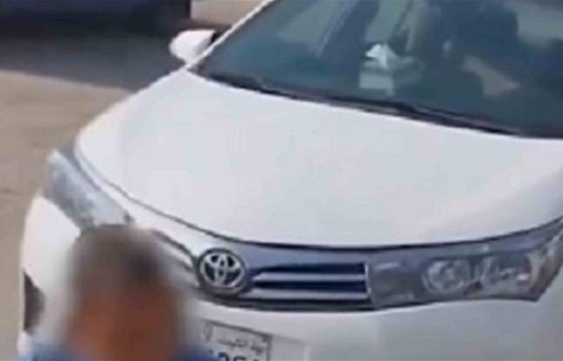 بالفيديو: طفل يجرّ سيارة بجسده وهو مُكبّل بالحبال!